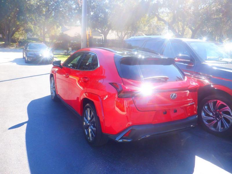 Lexus UX  2024