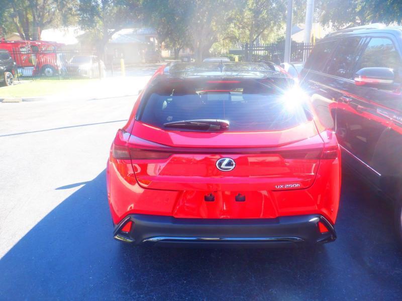 Lexus UX  2024