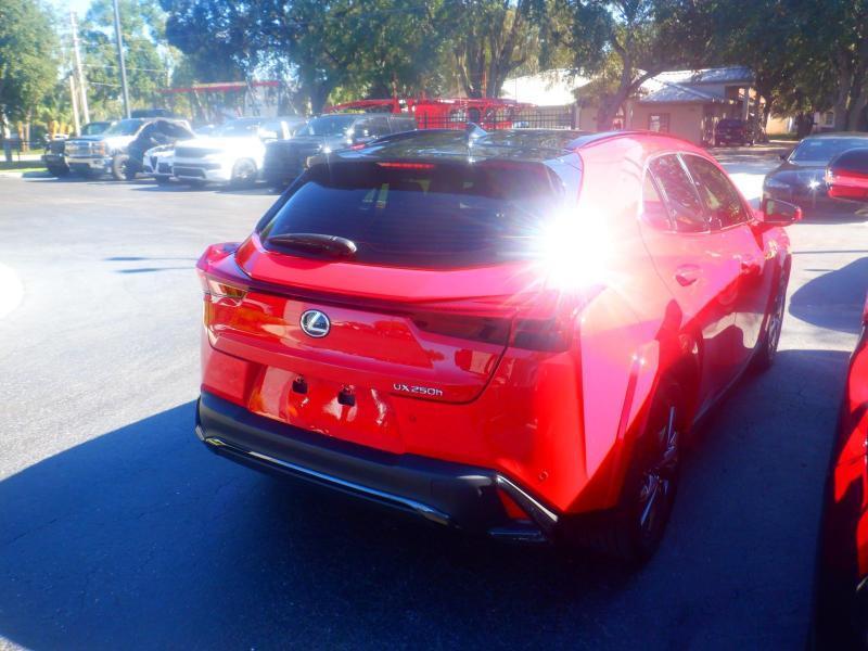 Lexus UX  2024
