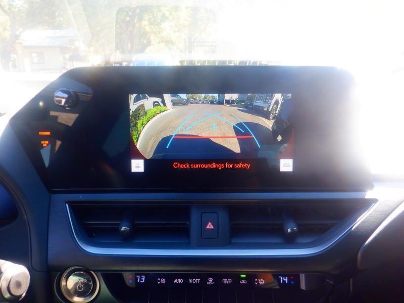 Lexus UX  2024