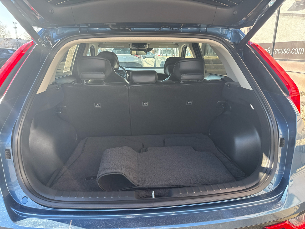 2023 Kia Niro SX photo 2