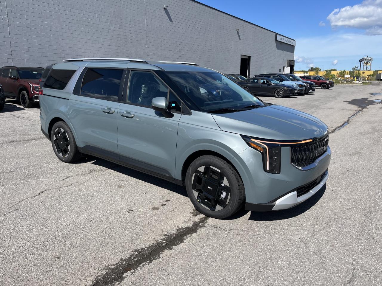 2027 Kia Carnival EX FWD
