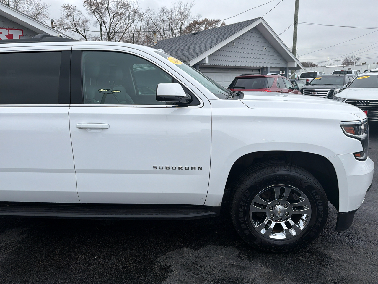 2019 Chevrolet Suburban 1500 LT photo 2