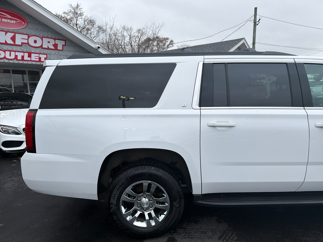 2019 Chevrolet Suburban 1500 LT photo 3