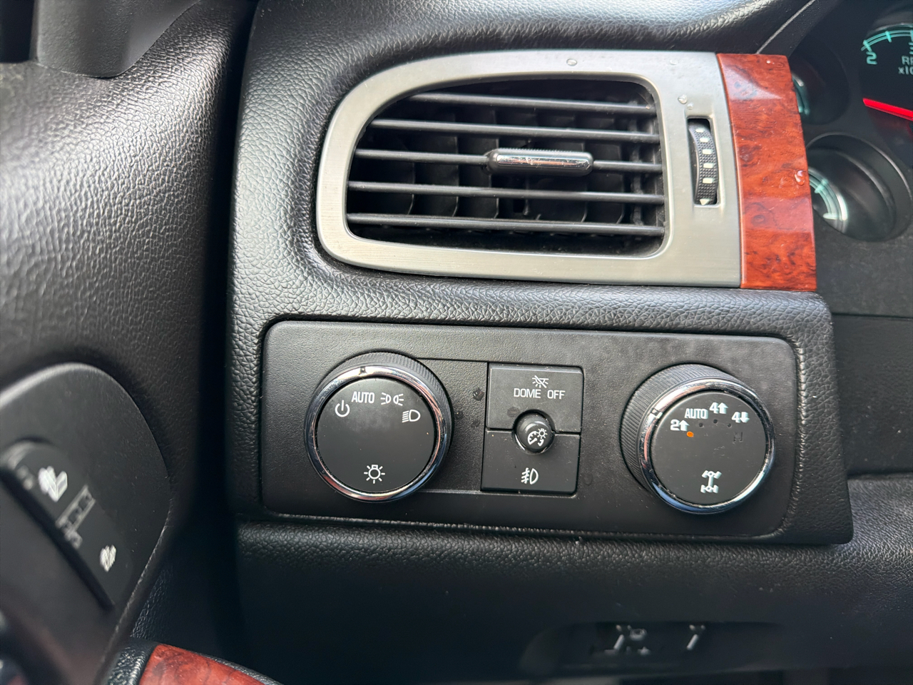 Chevrolet Avalanche 4WD Crew Cab LT 2012