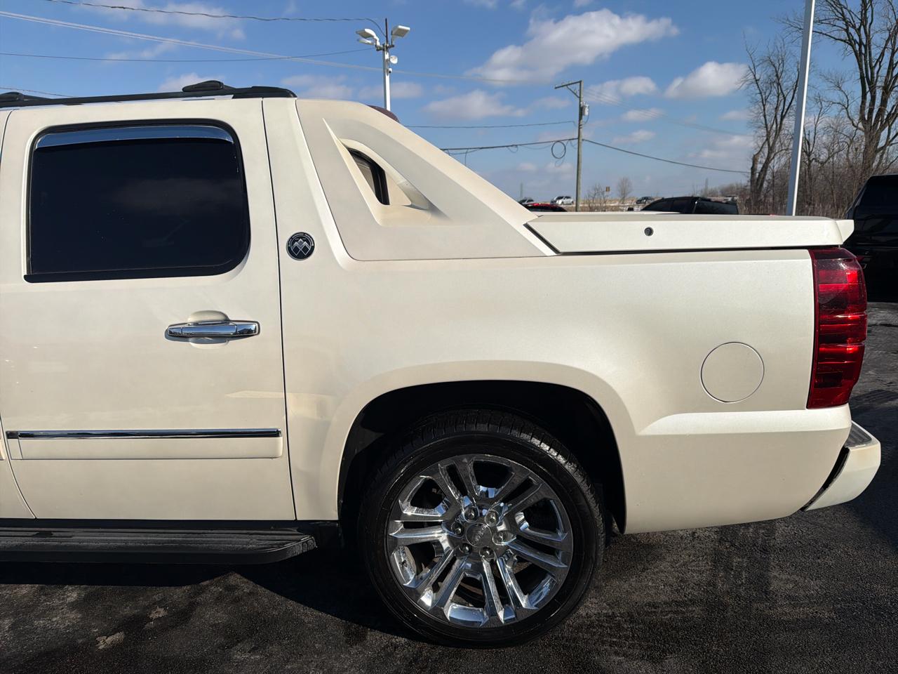 Chevrolet Avalanche 4WD Crew Cab LTZ 2013