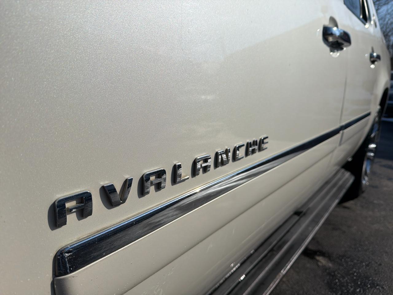 Chevrolet Avalanche 4WD Crew Cab LTZ 2013