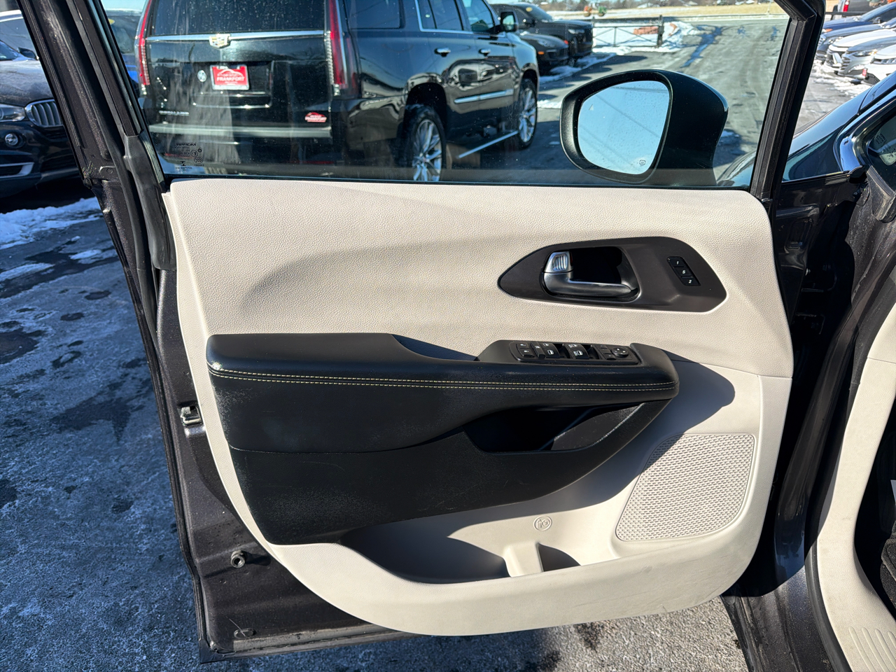 Chrysler Pacifica Touring L FWD 2023