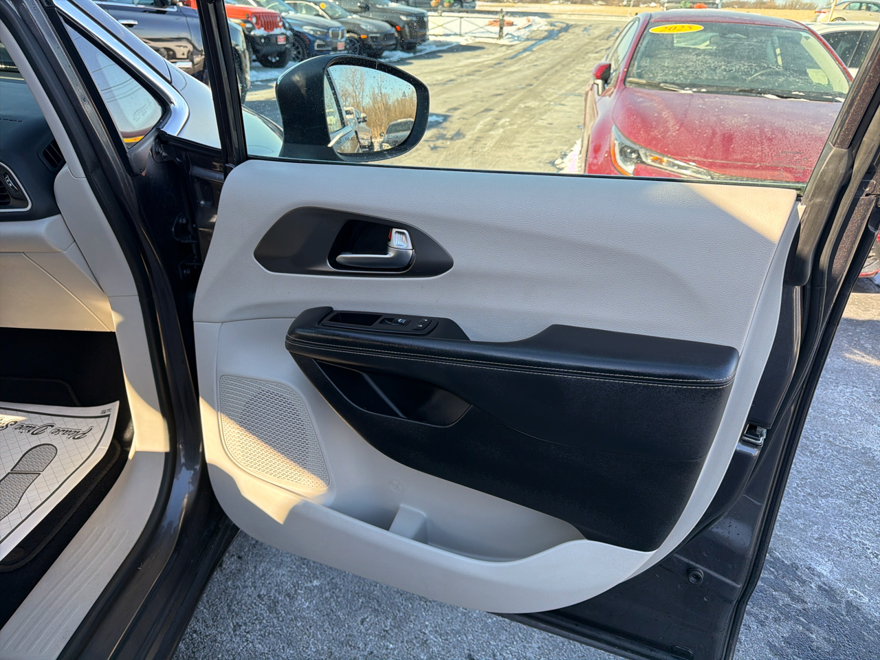 Chrysler Pacifica Touring L FWD 2023