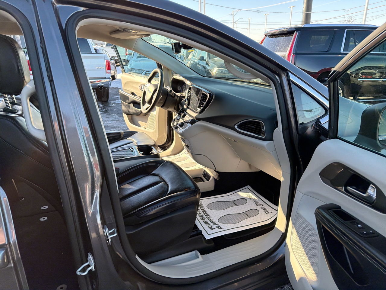 Chrysler Pacifica Touring L FWD 2023