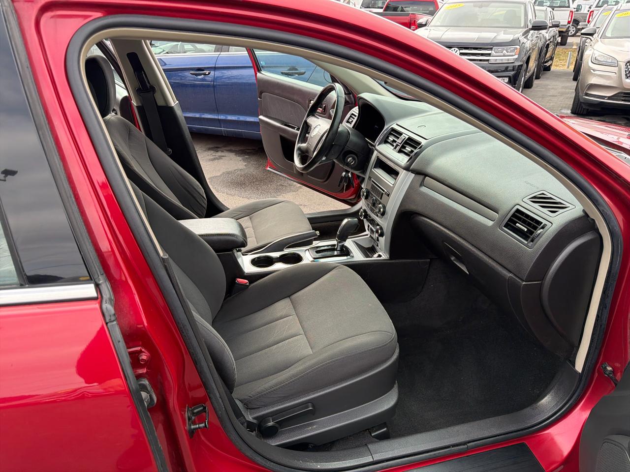 Mercury Milan 4dr Sdn FWD 2010