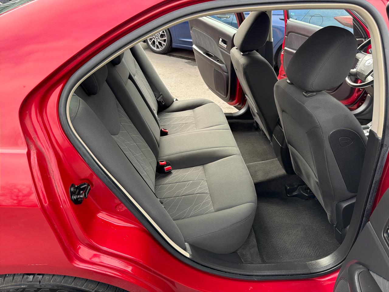 Mercury Milan 4dr Sdn FWD 2010