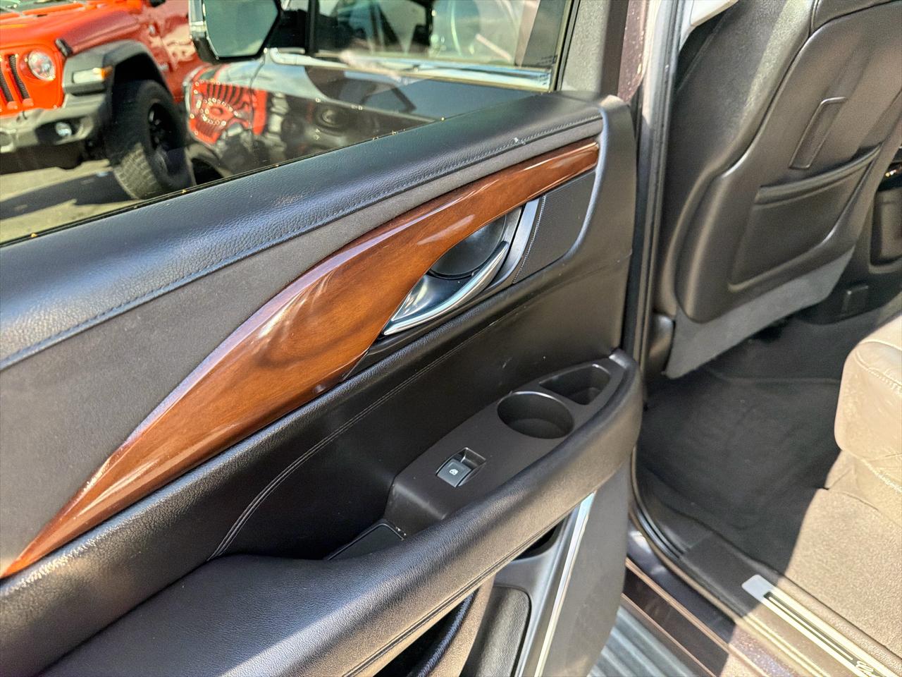 Cadillac Escalade ESV 4WD 4dr Luxury Collection 2016