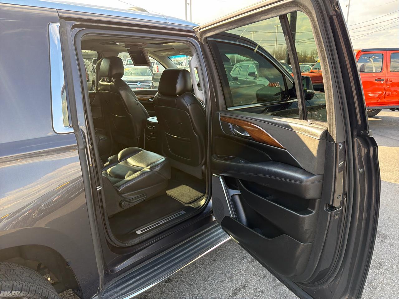 Cadillac Escalade ESV 4WD 4dr Luxury Collection 2016