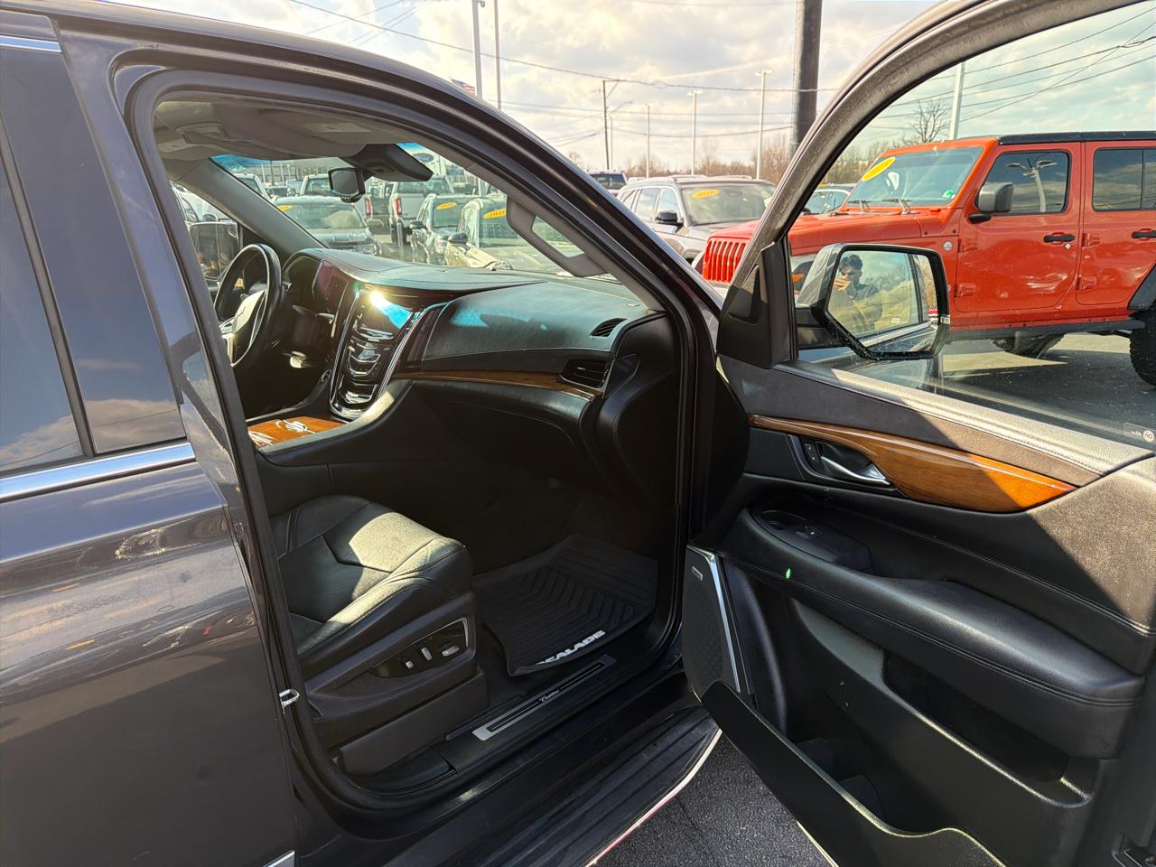 Cadillac Escalade ESV 4WD 4dr Luxury Collection 2016