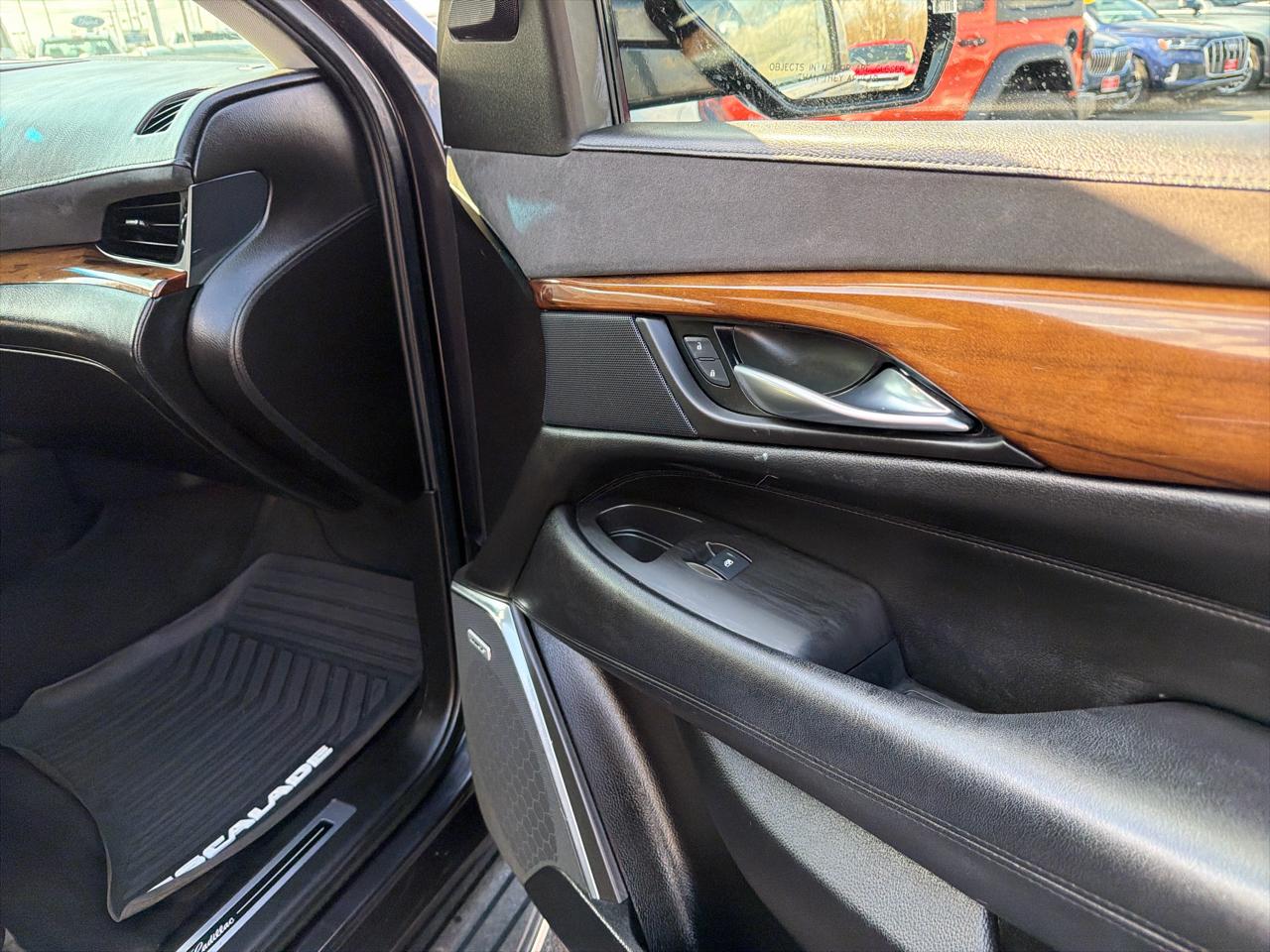 Cadillac Escalade ESV 4WD 4dr Luxury Collection 2016