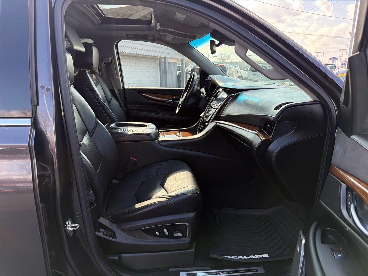 Cadillac Escalade ESV 4WD 4dr Luxury Collection 2016