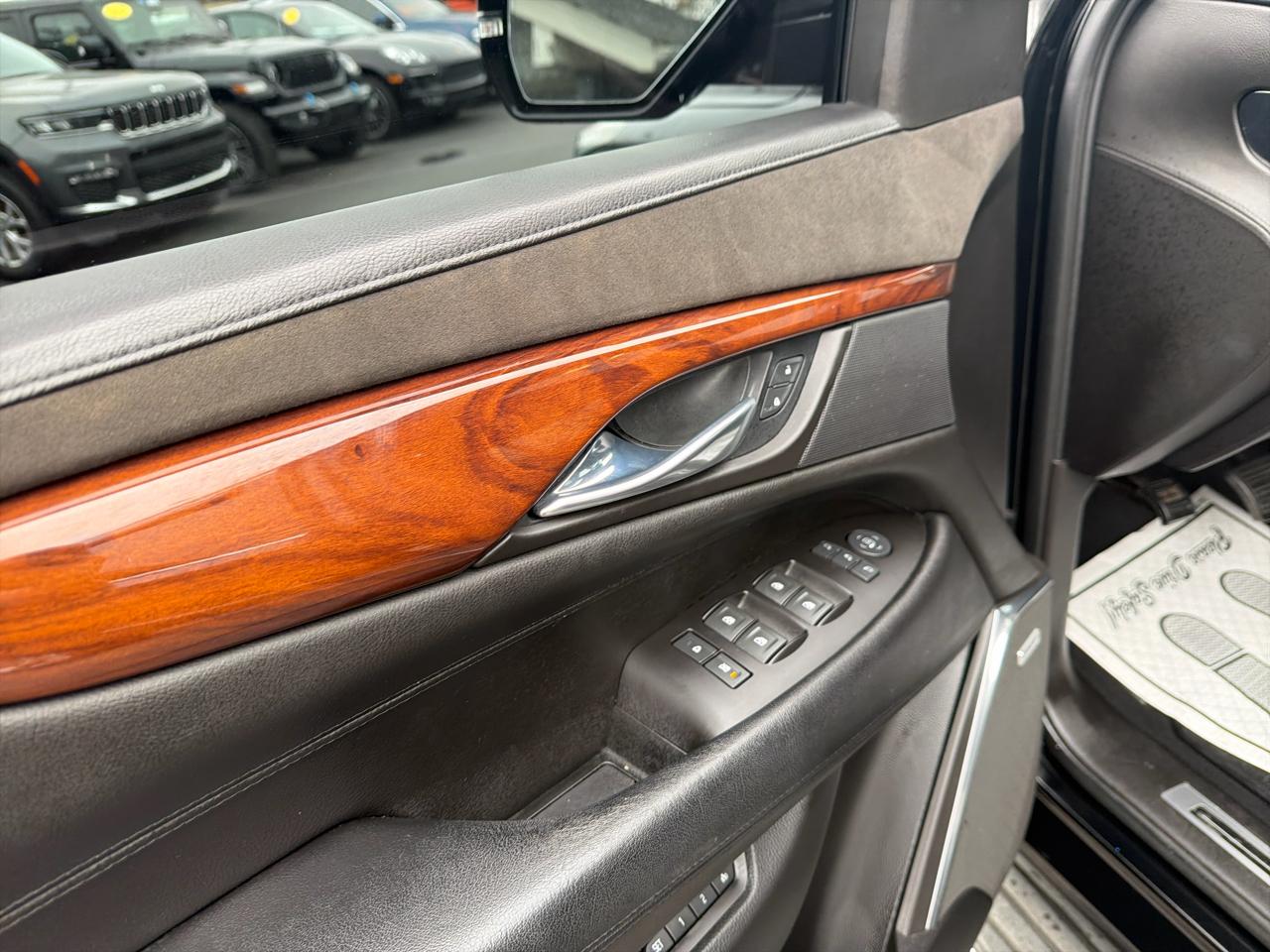 Cadillac Escalade 4WD 4dr Luxury 2015