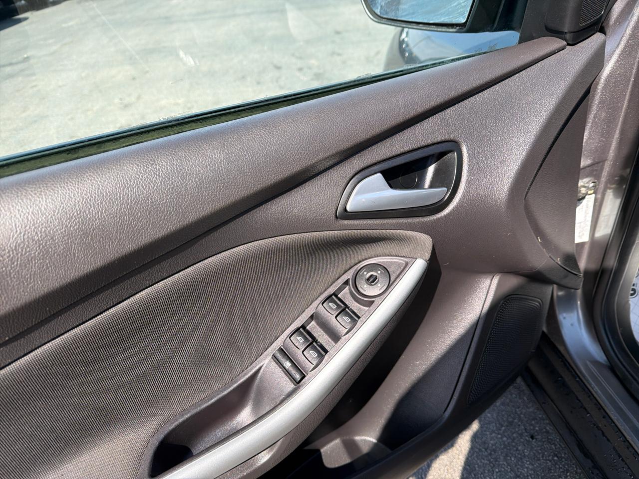 Ford Focus 4dr Sdn SE 2012