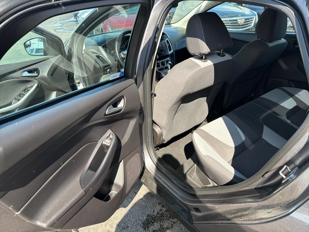 Ford Focus 4dr Sdn SE 2012