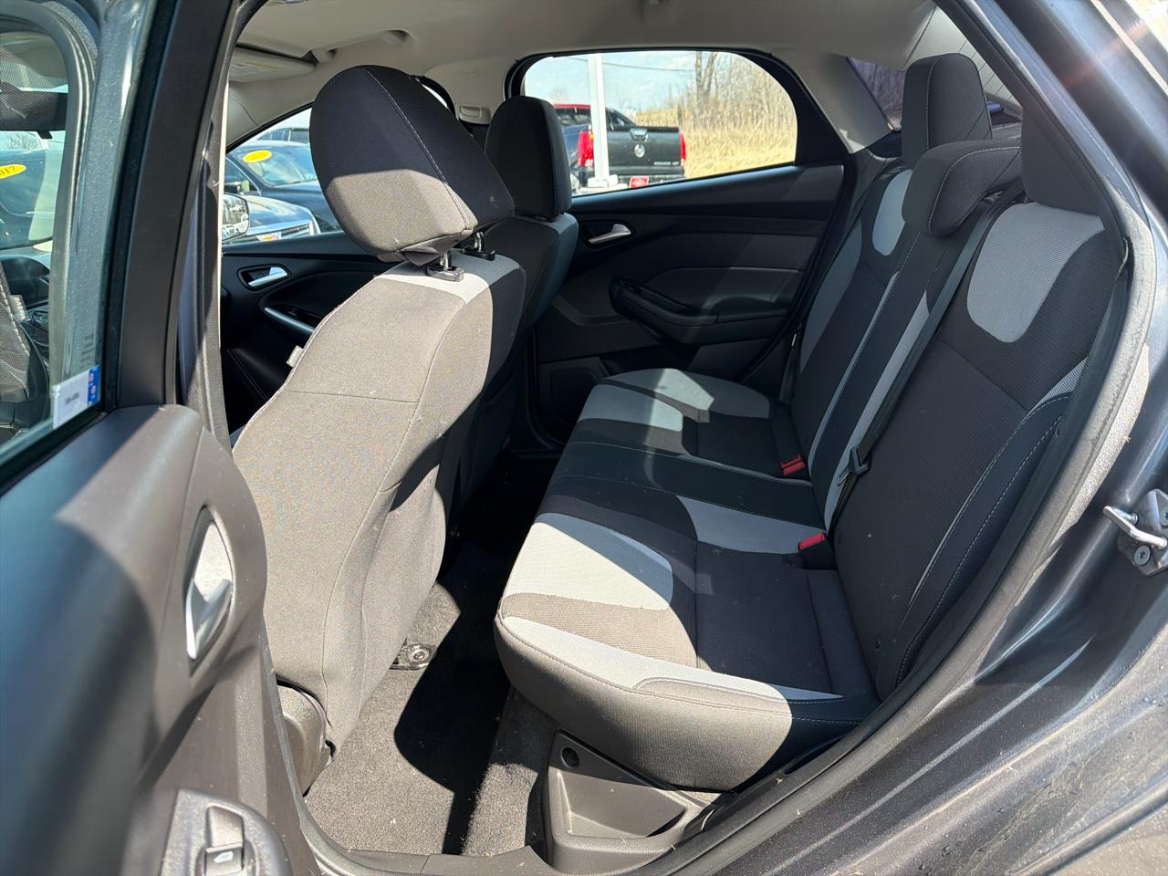 Ford Focus 4dr Sdn SE 2012