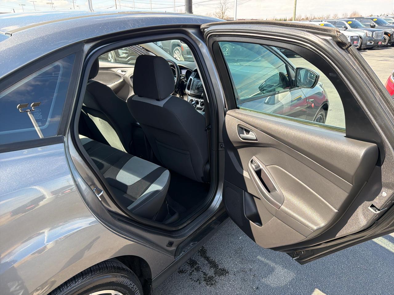 Ford Focus 4dr Sdn SE 2012