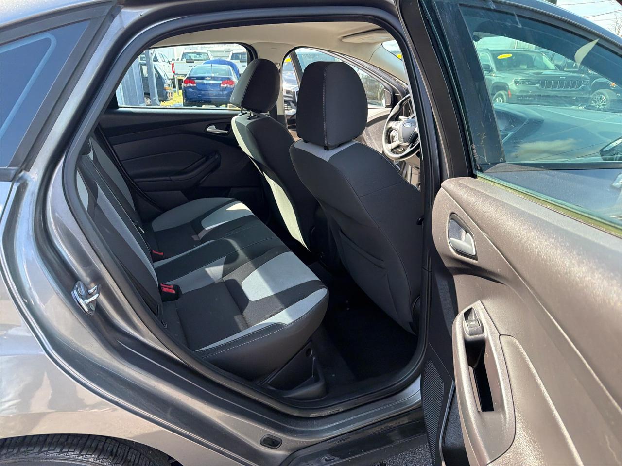 Ford Focus 4dr Sdn SE 2012