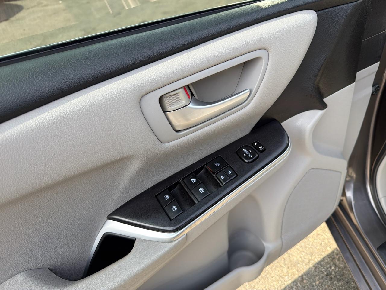 Toyota Camry 4dr Sdn I4 Auto XLE (Natl) 2015