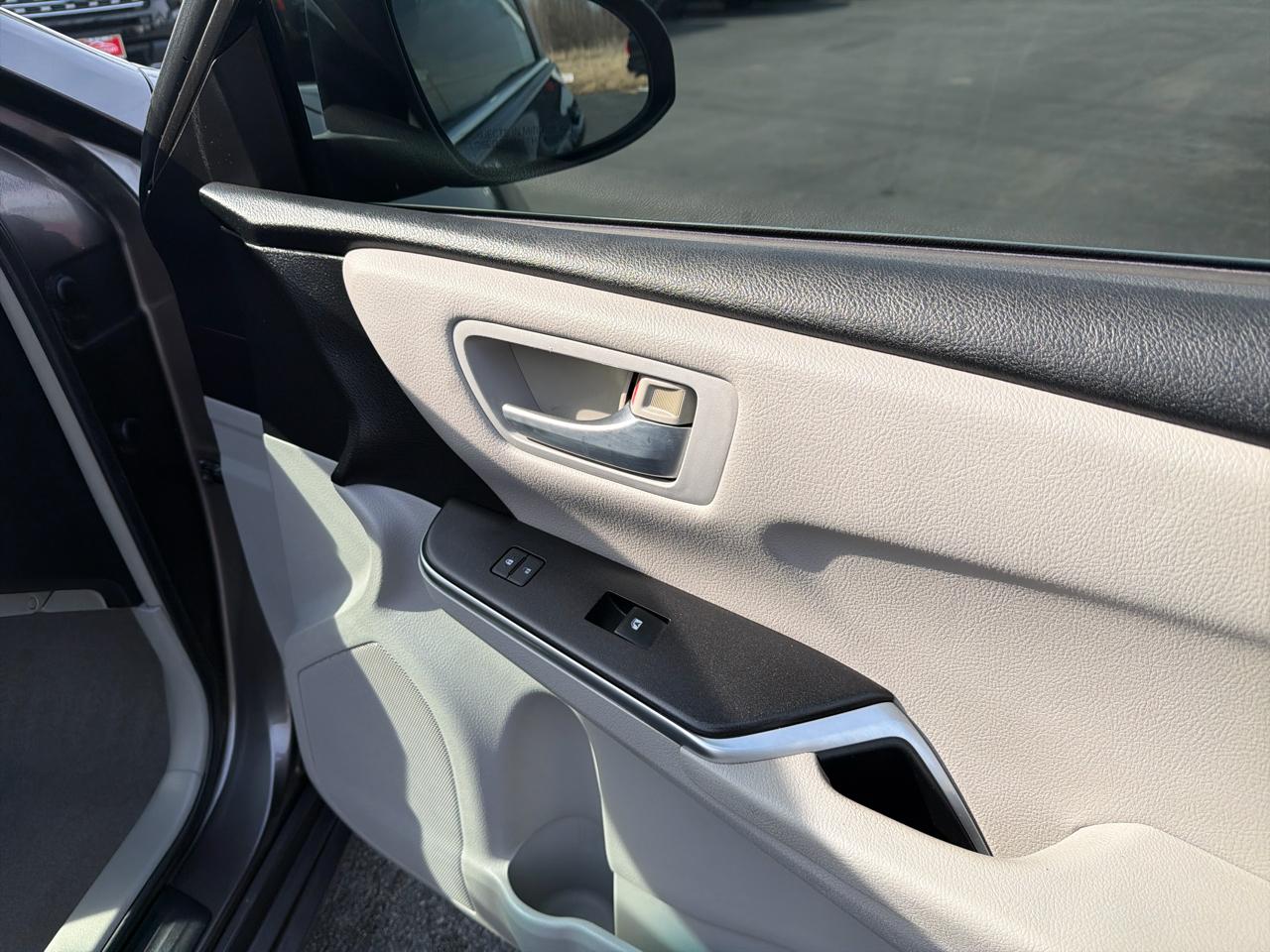 Toyota Camry 4dr Sdn I4 Auto XLE (Natl) 2015