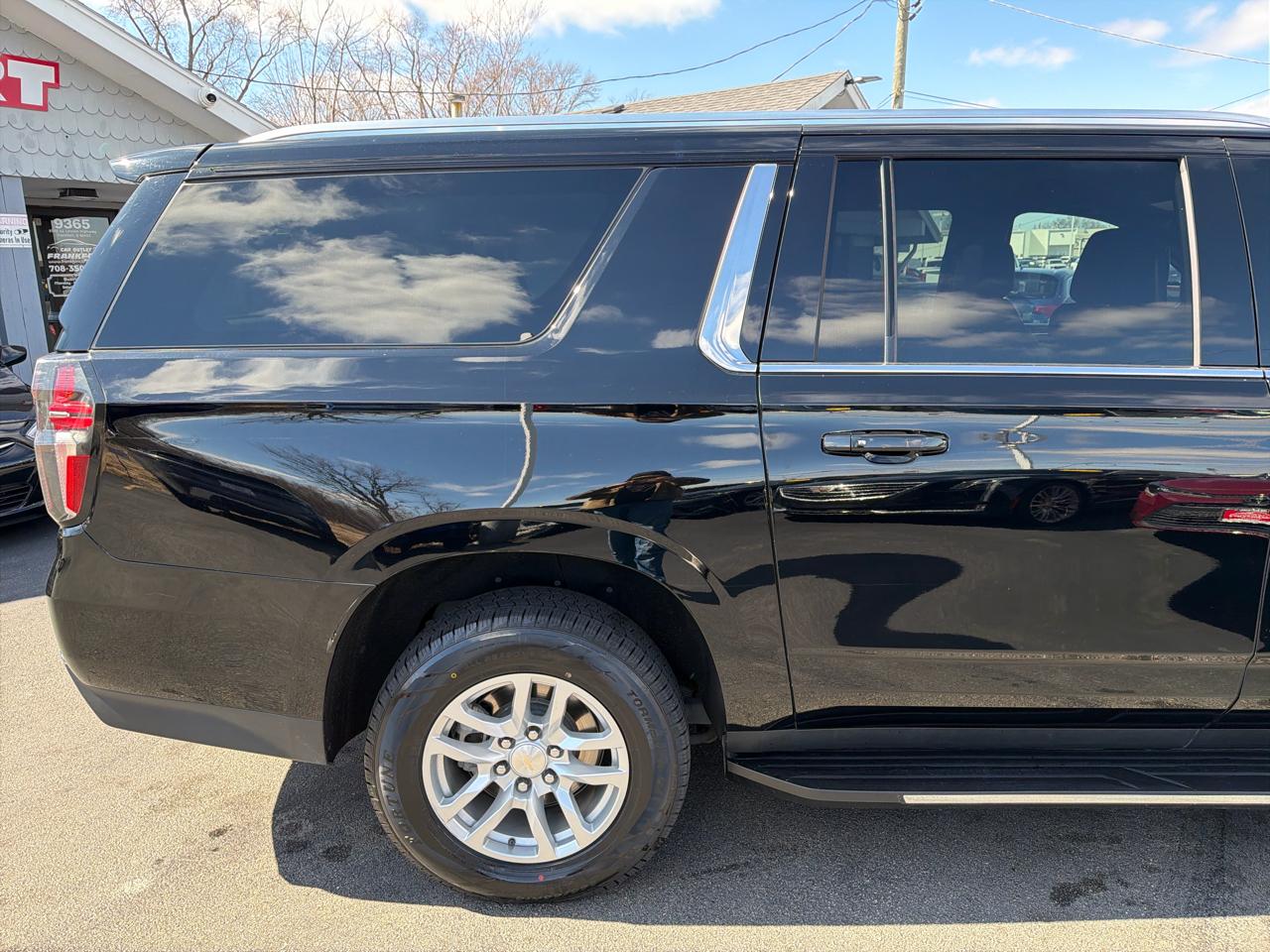 Chevrolet Suburban 4WD 4dr LT 2023