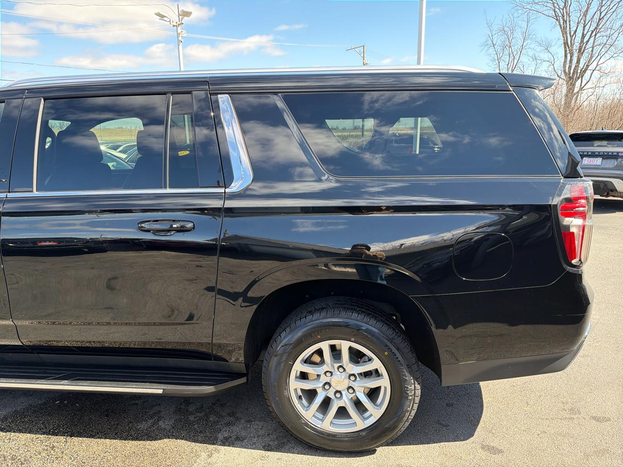 Chevrolet Suburban 4WD 4dr LT 2023