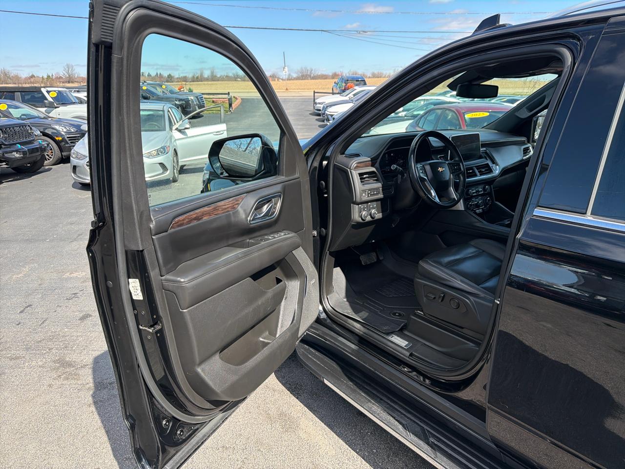 Chevrolet Suburban 4WD 4dr LT 2023