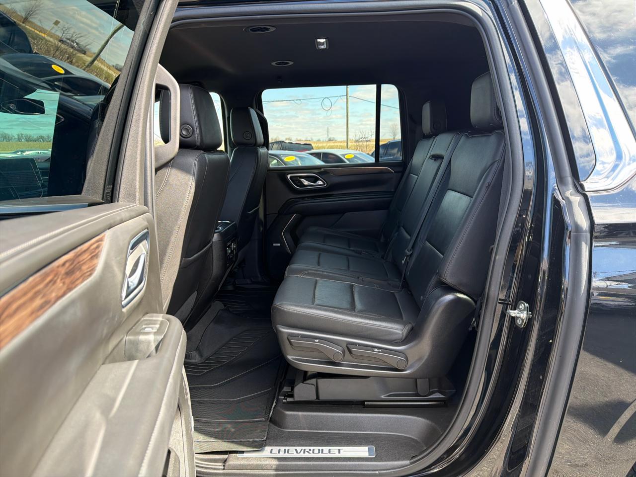 Chevrolet Suburban 4WD 4dr LT 2023