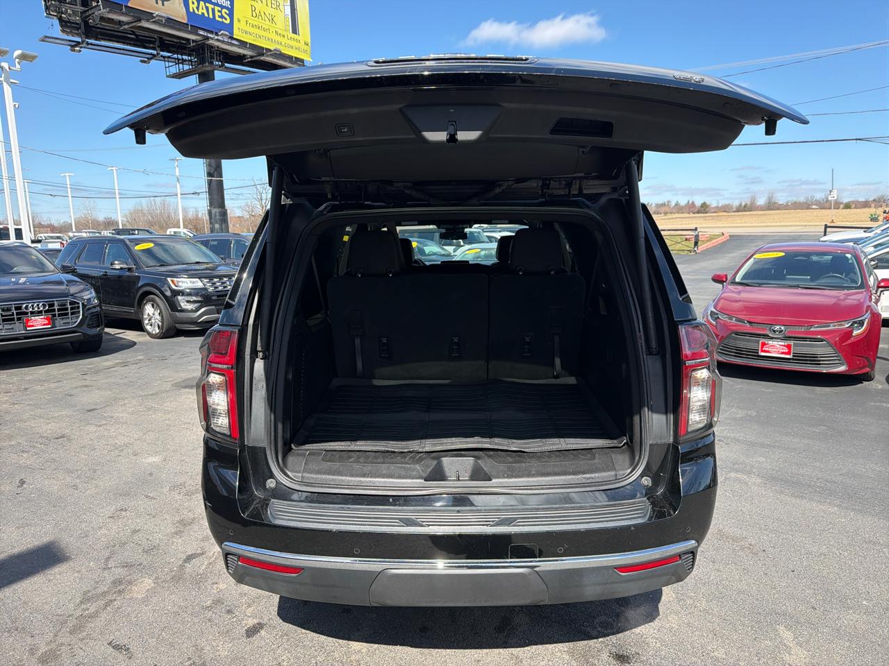 Chevrolet Suburban 4WD 4dr LT 2023