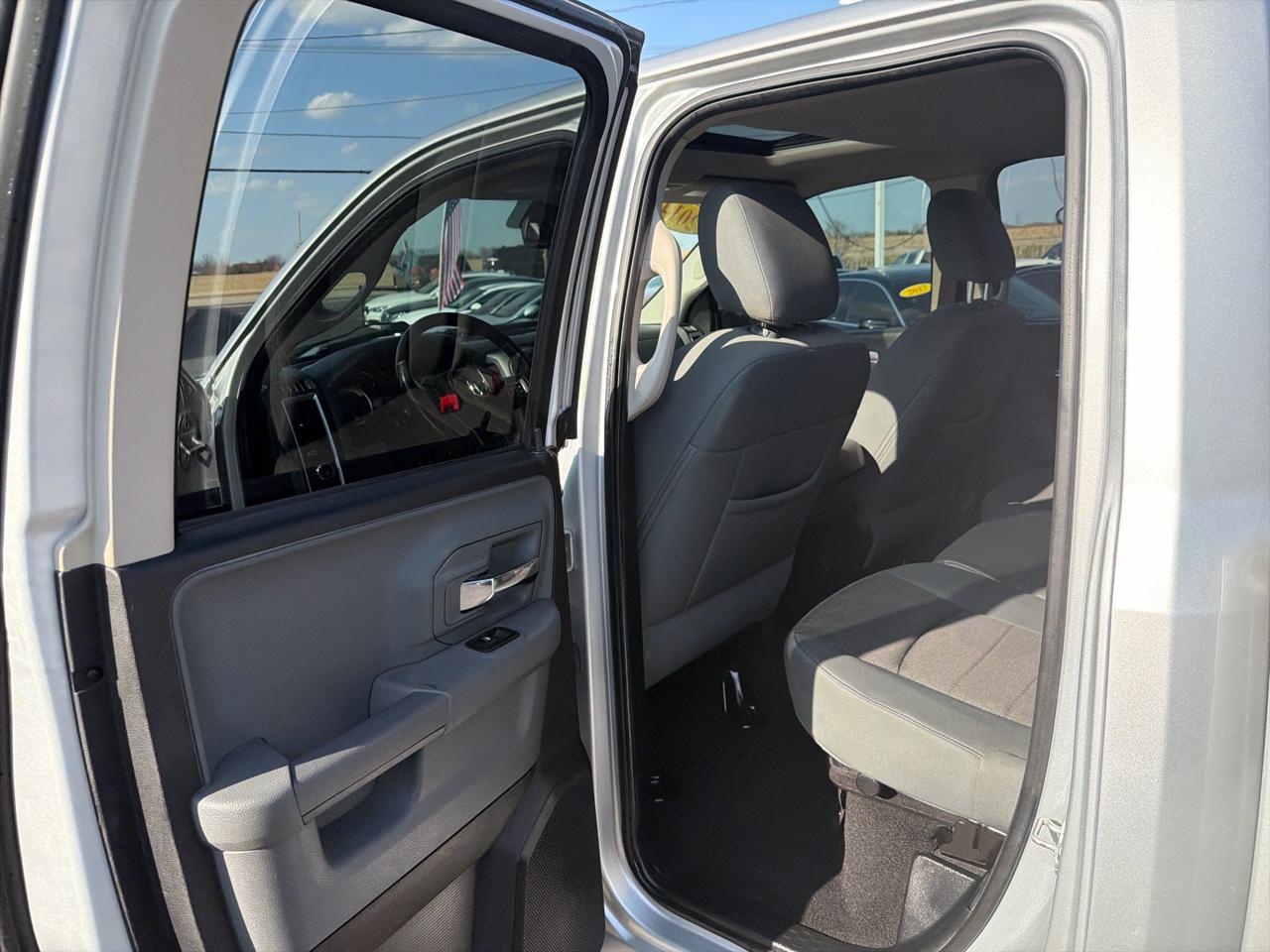 RAM 1500 4WD Quad Cab 140.5" Big Horn 2014