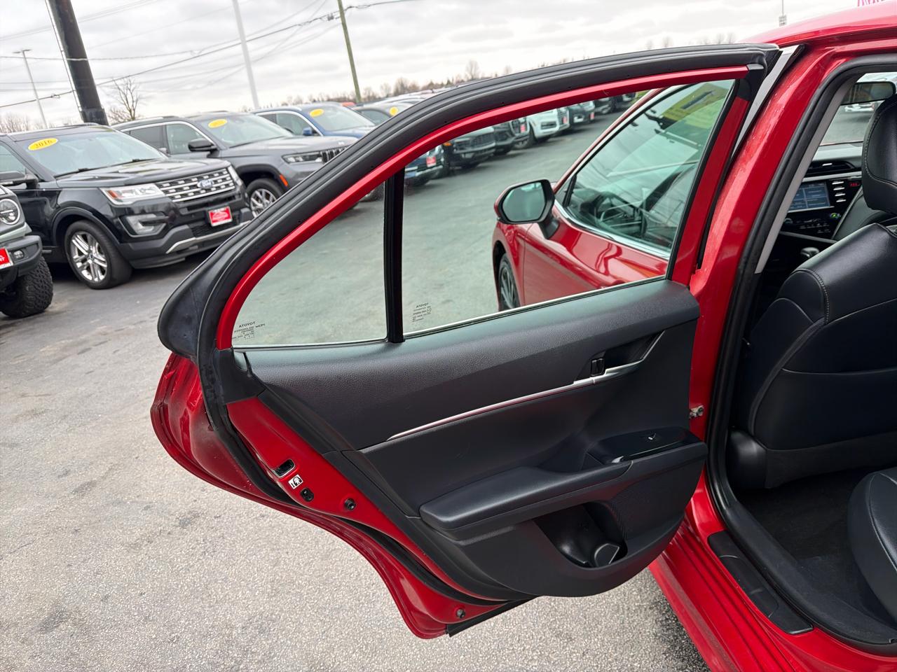 Toyota Camry Hybrid LE CVT (Natl) 2019