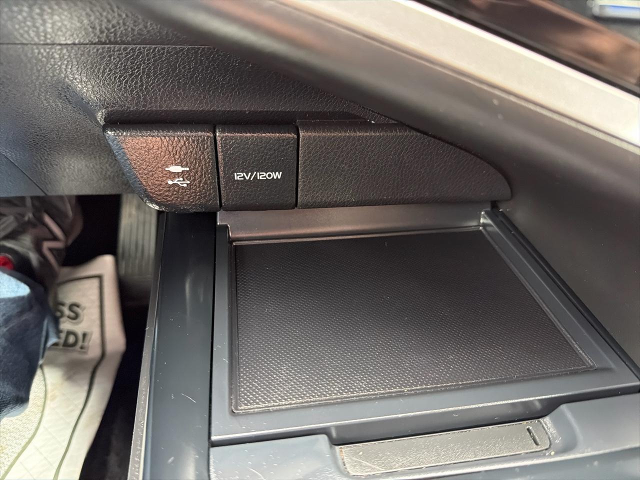 Toyota Camry Hybrid LE CVT (Natl) 2019