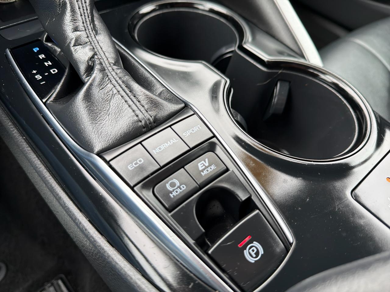 Toyota Camry Hybrid LE CVT (Natl) 2019