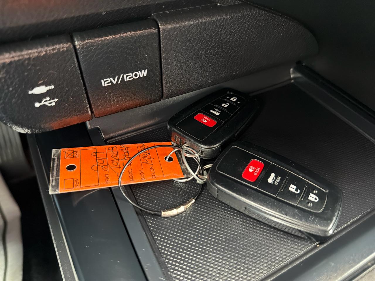 Toyota Camry Hybrid LE CVT (Natl) 2019