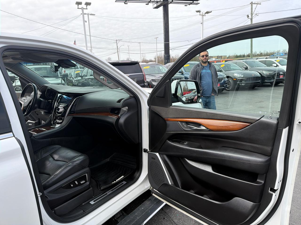 Cadillac Escalade ESV 4WD 4dr Premium Luxury 2017