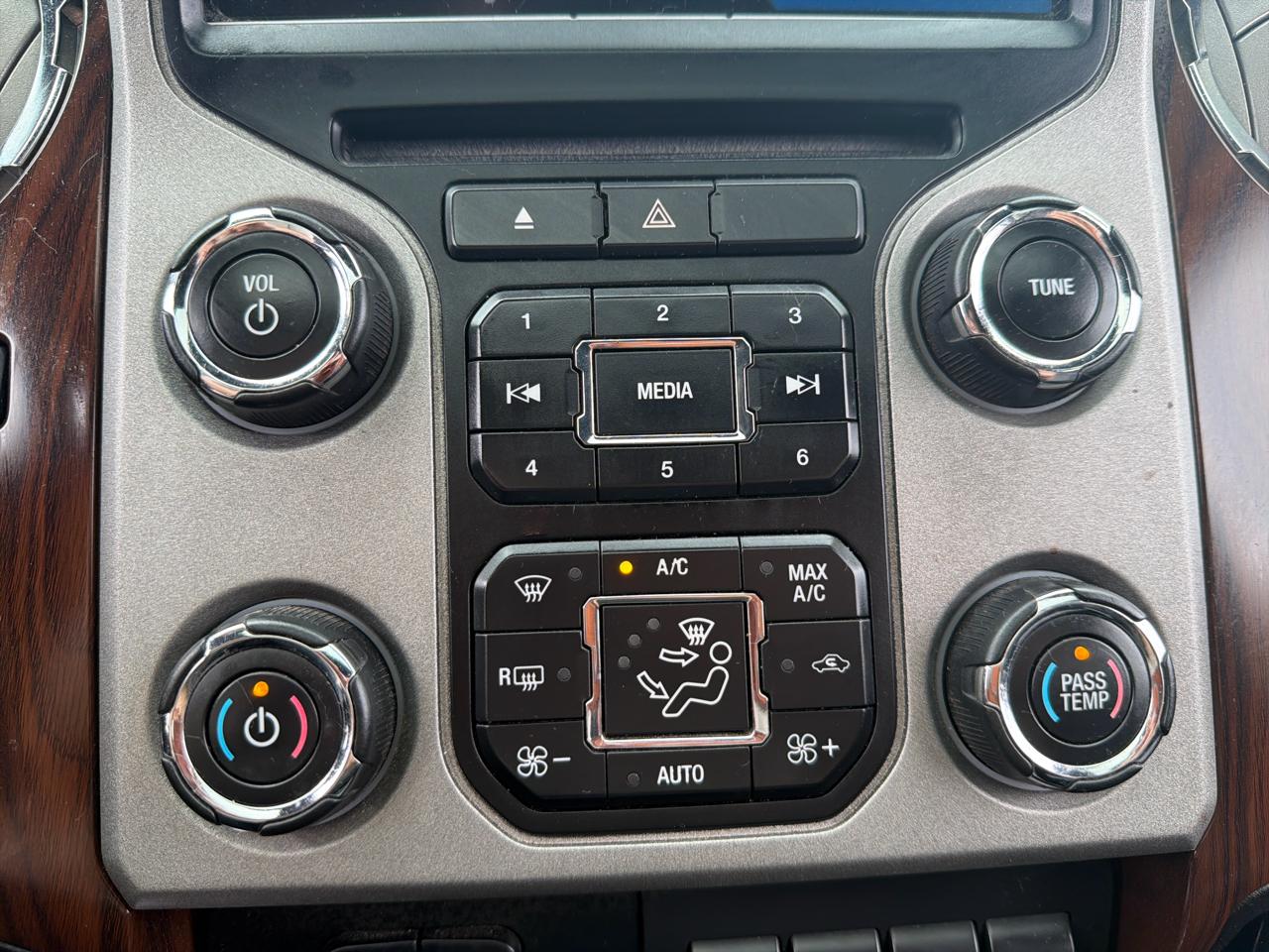 Ford Super Duty F-350 SRW 4WD Crew Cab 156" Lariat 2015