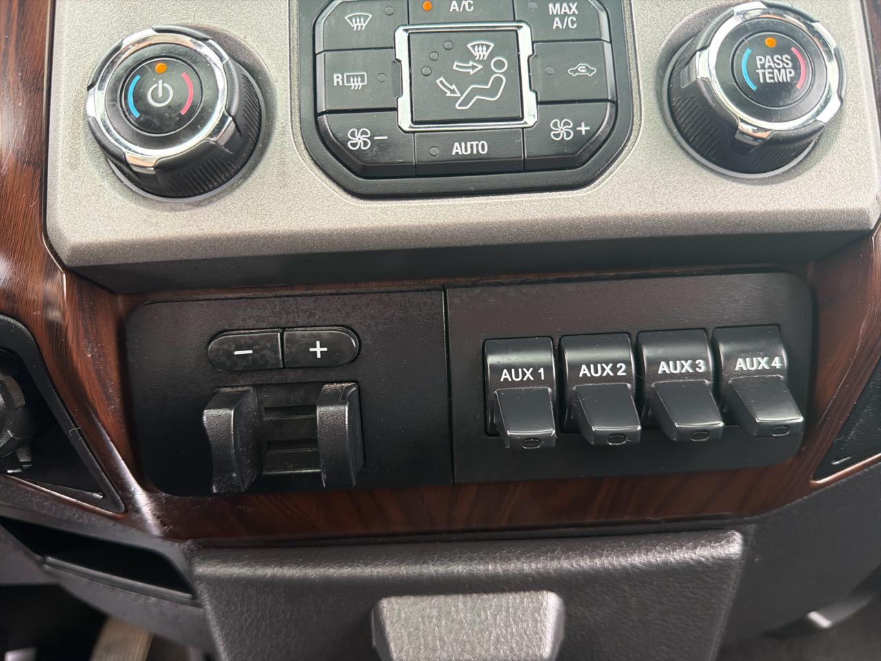 Ford Super Duty F-350 SRW 4WD Crew Cab 156" Lariat 2015