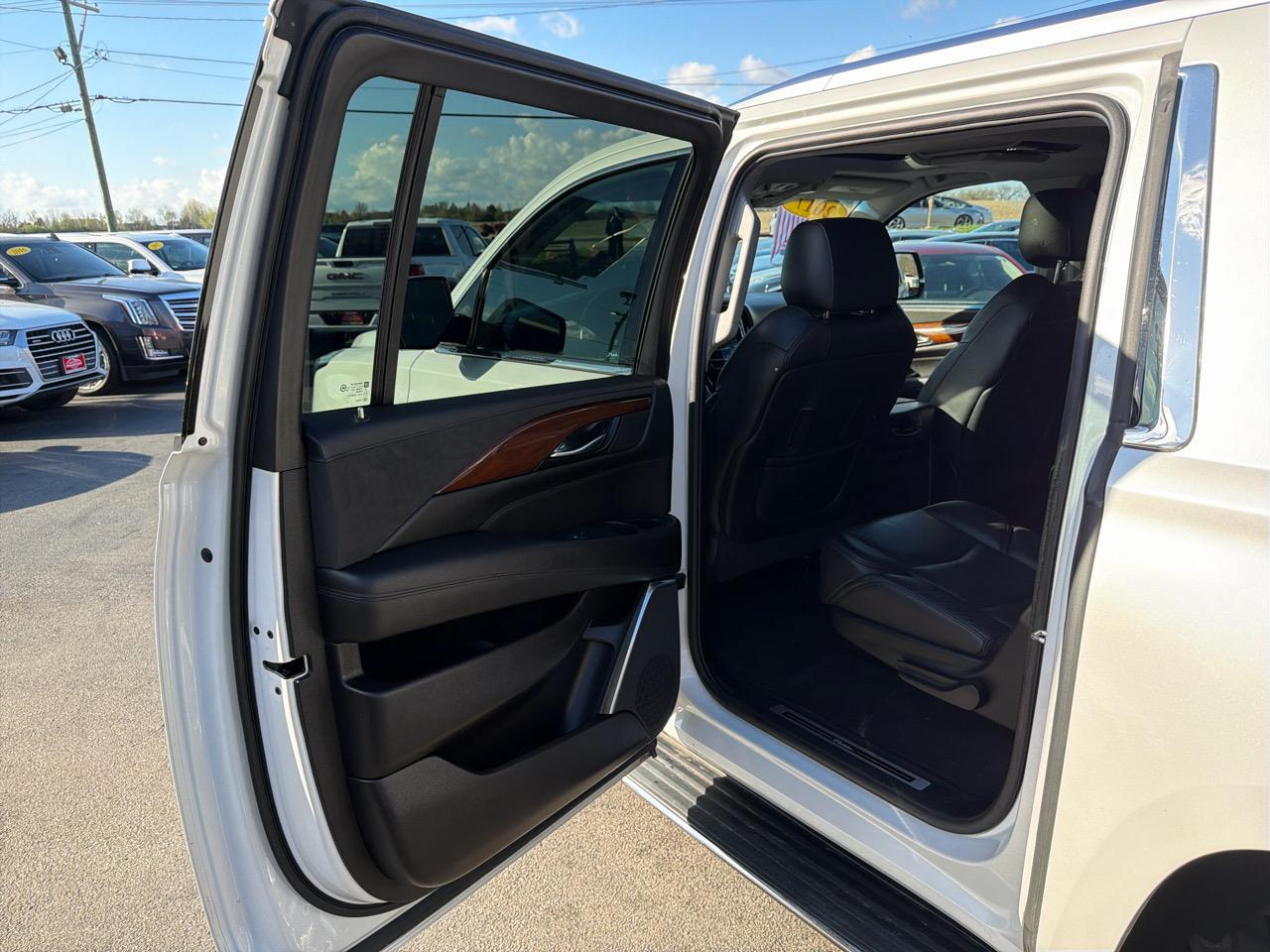 Cadillac Escalade ESV 4WD 4dr Luxury 2017