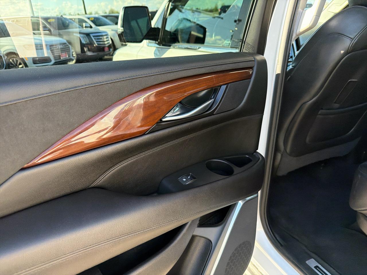 Cadillac Escalade ESV 4WD 4dr Luxury 2017