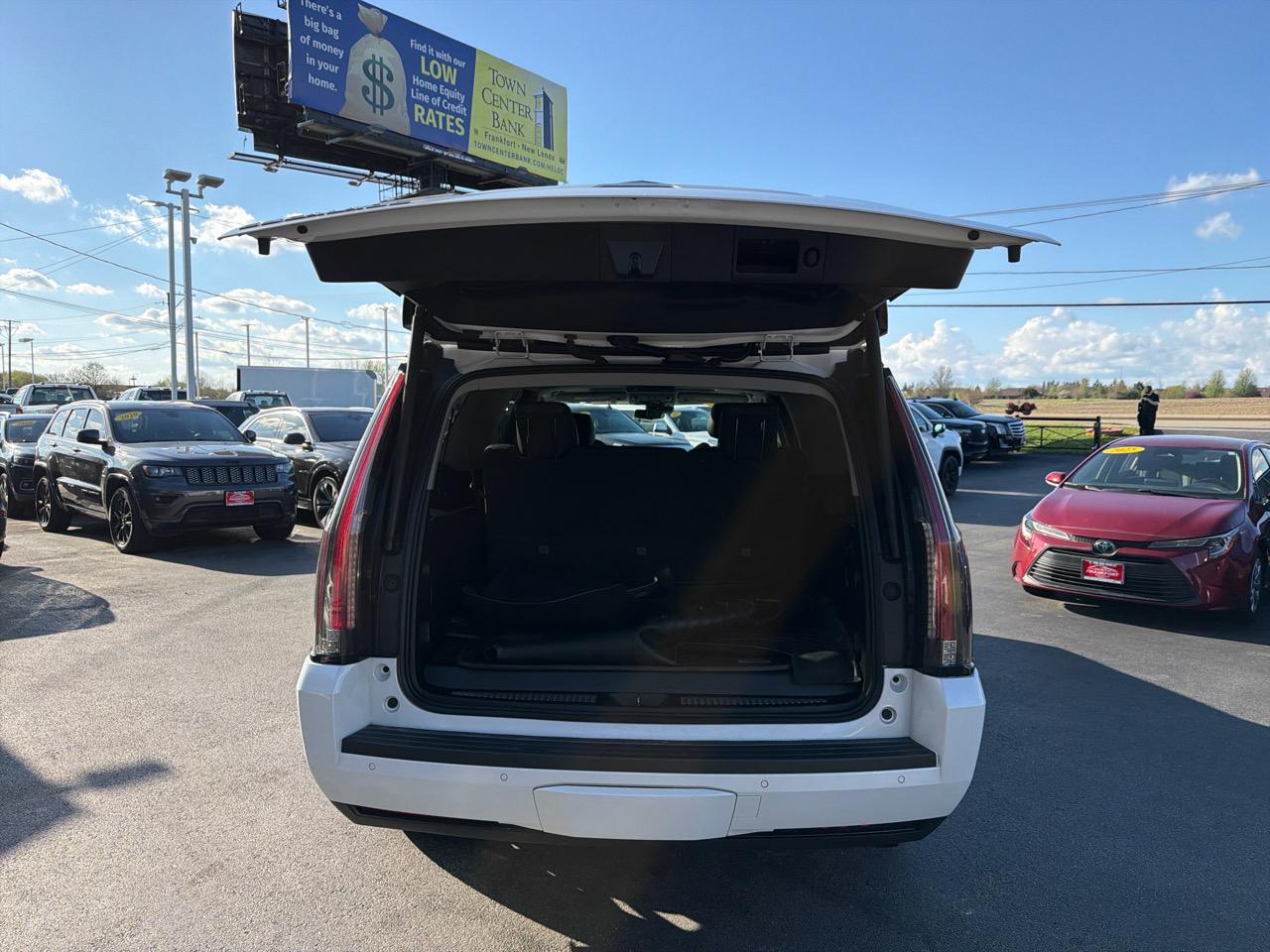 Cadillac Escalade ESV 4WD 4dr Luxury 2017