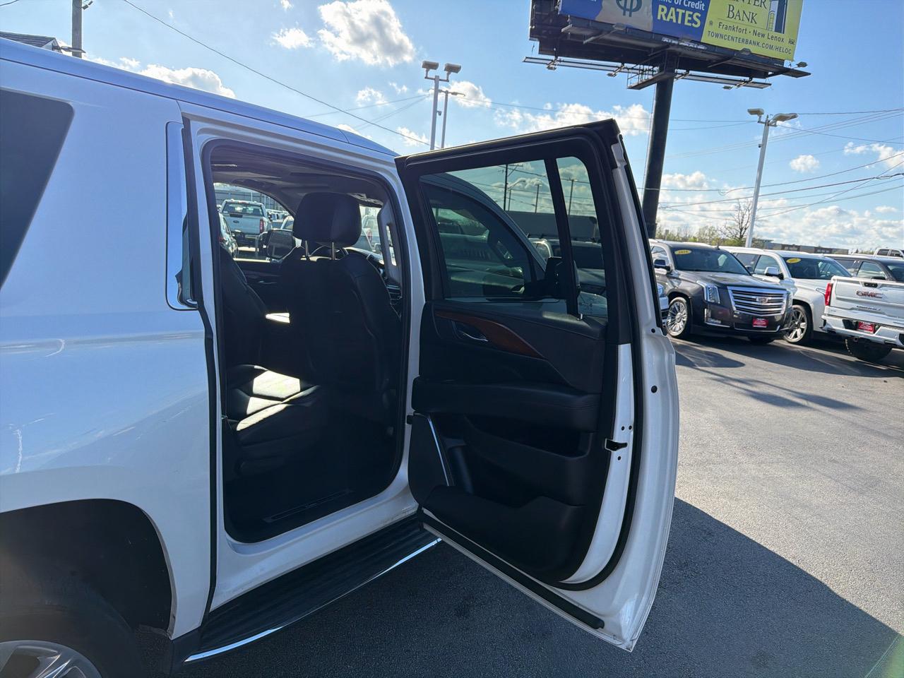 Cadillac Escalade ESV 4WD 4dr Luxury 2017