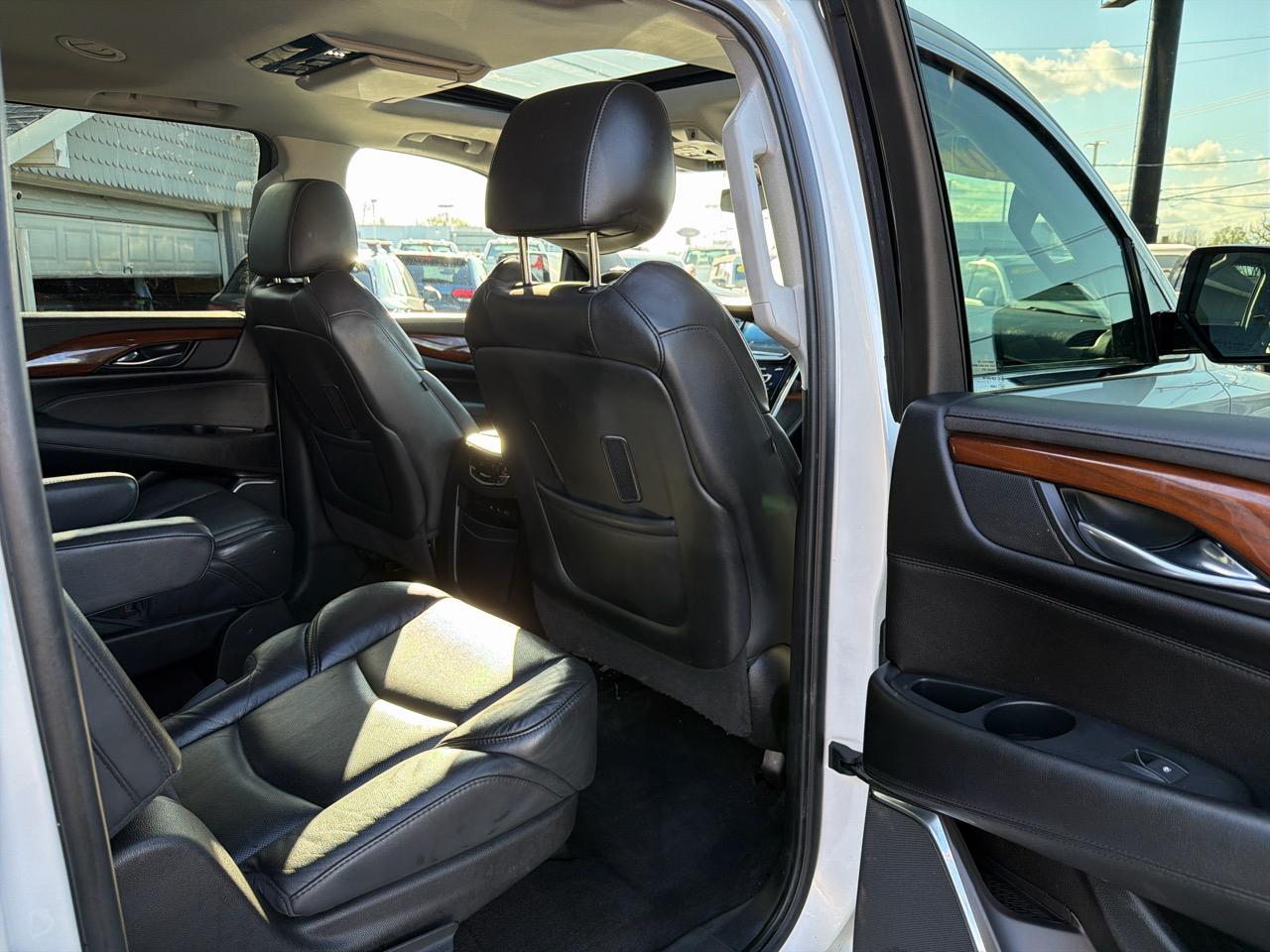Cadillac Escalade ESV 4WD 4dr Luxury 2017