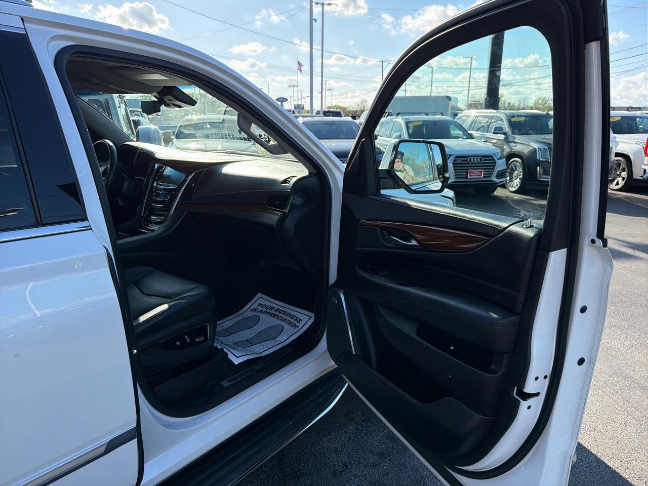 Cadillac Escalade ESV 4WD 4dr Luxury 2017