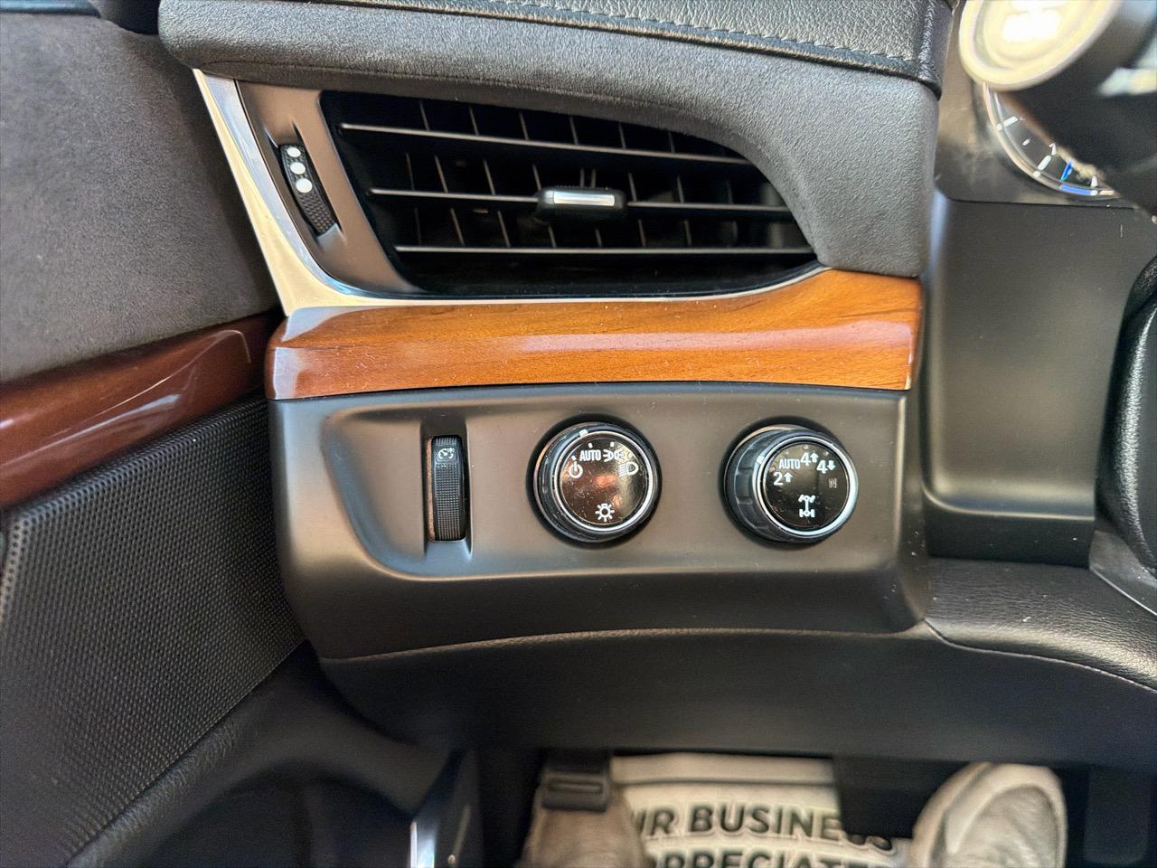 Cadillac Escalade ESV 4WD 4dr Luxury 2017