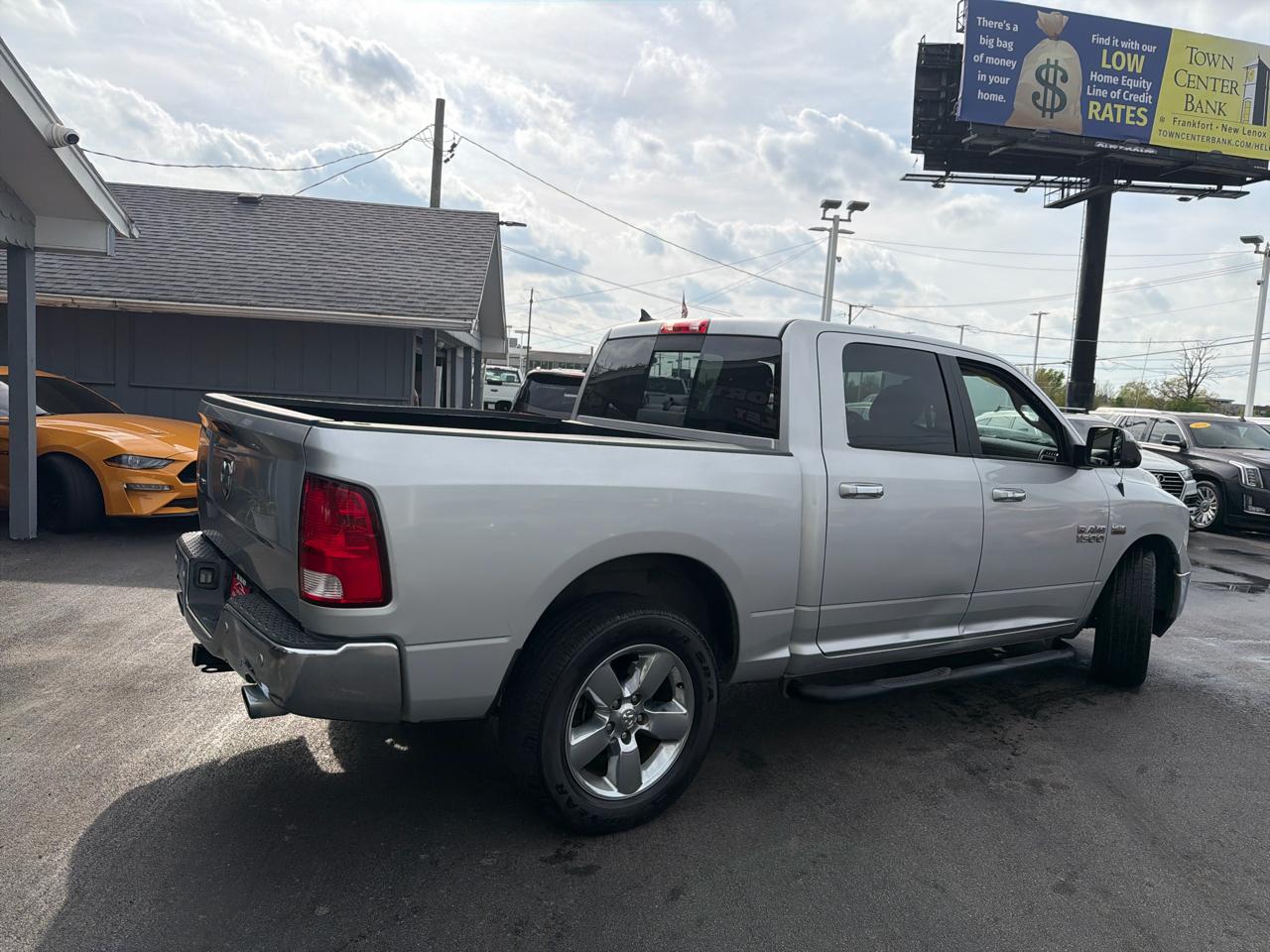 RAM 1500 Lone Star 4x2 Crew Cab 5'7" Box 2017